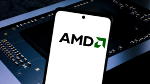 En esta ilustración fotográfica, se muestra el logotipo de AMD en la pantalla de un teléfono inteligente.