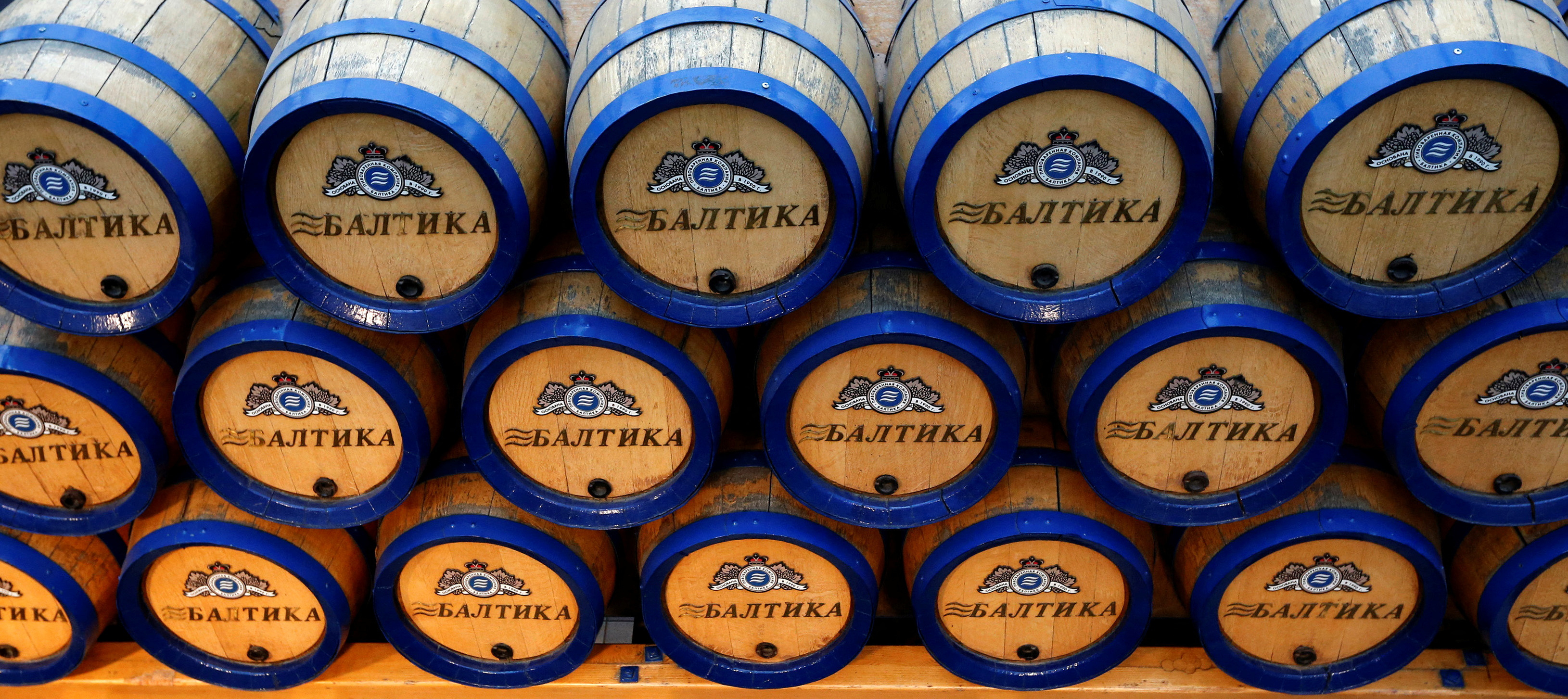 Se ven barriles en el museo de la cervecería Baltika en San Petersburgo.