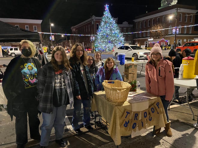 Grupos comunitarios, incluidos exploradores e iglesias, participan en Heritage Christmas en Greencastle.  Este año, la celebración alrededor de Center Square se llevará a cabo los viernes 1 y 8 de diciembre por la noche.