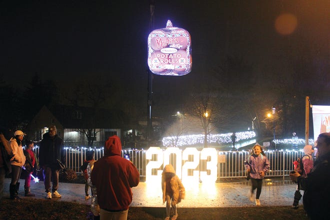 El primer Martin's Famous Potato Roll Drop se llevó a cabo en Chambersburg en la víspera de Año Nuevo de 2022. La celebración familiar de este año se llevará a cabo de 5 a 9 p. m. en Chambers Fort Park.