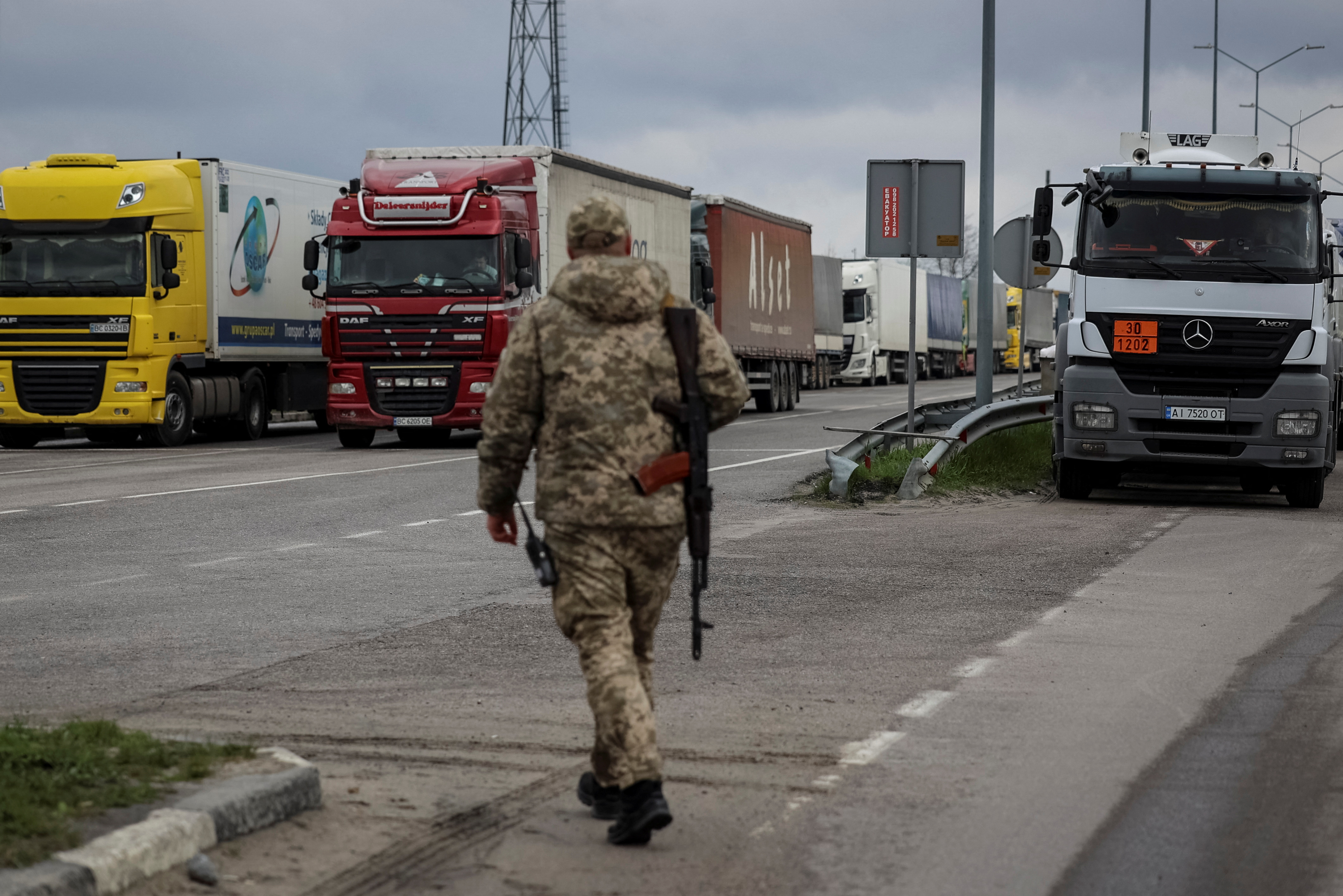 Los camiones esperan en el puesto de control Rava-Ruska para cruzar la frontera entre Ucrania y Polonia