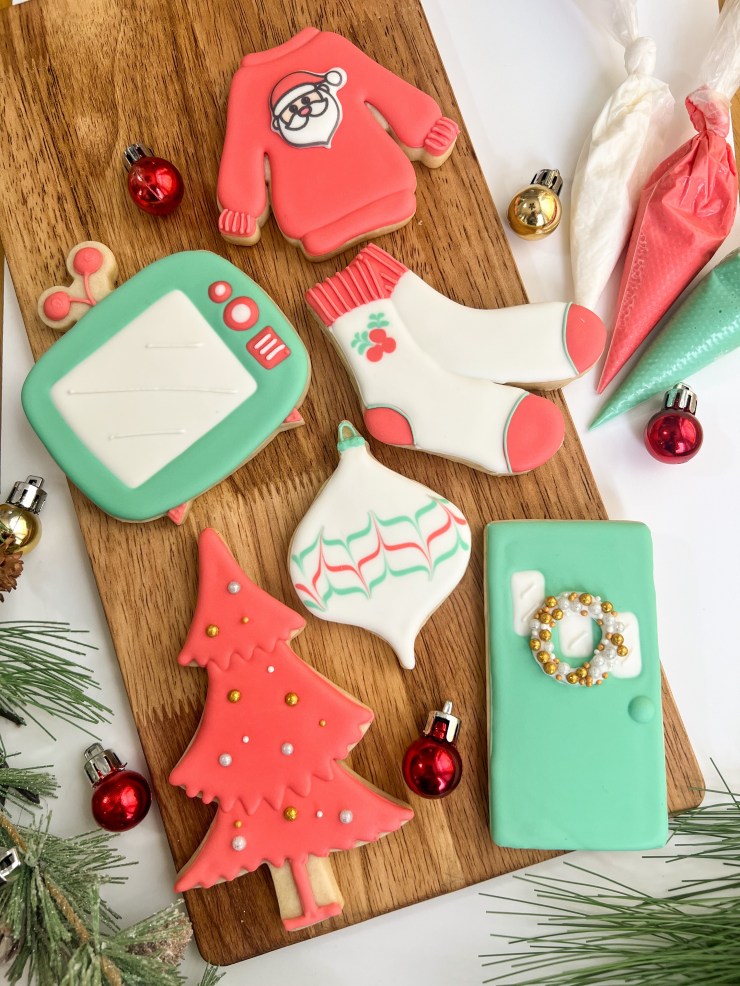 Galletas navideñas dispuestas con adornos y mangas pasteleras.