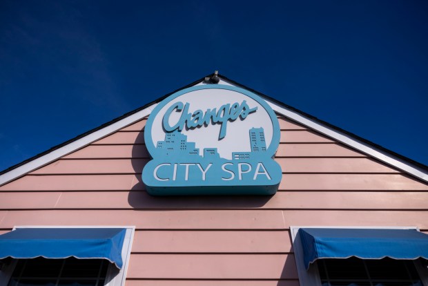 Changes City Spa en 710 W 21st Street en el barrio Gante de Norfolk está fotografiado el martes 14 de noviembre de 2023. Después de 40 años de propiedad, Norma Dorey transferirá acciones de su negocio a siete de sus empleados en enero de 2024. (Kendall Warner / El piloto virginiano)