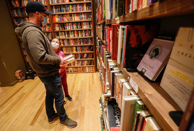 Los clientes compran libros en Bookmarx en el centro de Springfield durante el sábado de pequeñas empresas el sábado 28 de noviembre de 2020.