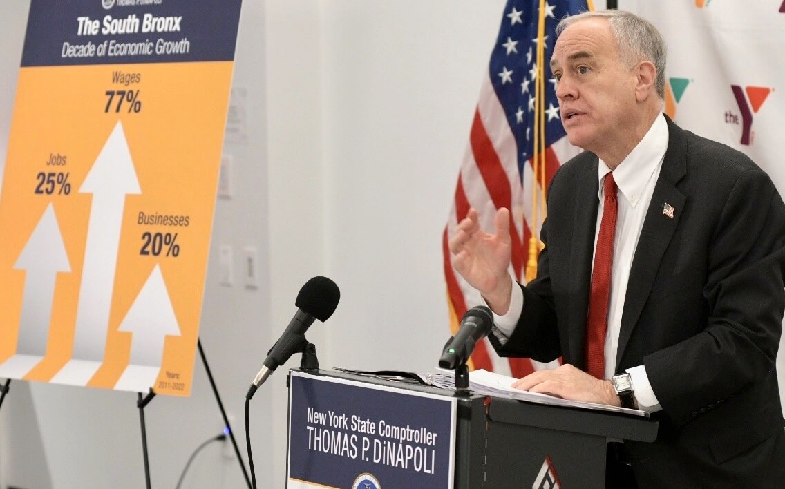 El contralor del estado de Nueva York, Thomas DiNapoli, presenta sus conclusiones sobre el crecimiento económico del sur del Bronx el martes 28 de noviembre de 2023.