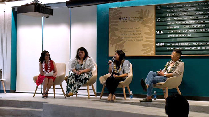 Grupo de empresarios filipinos hablando en el escenario.