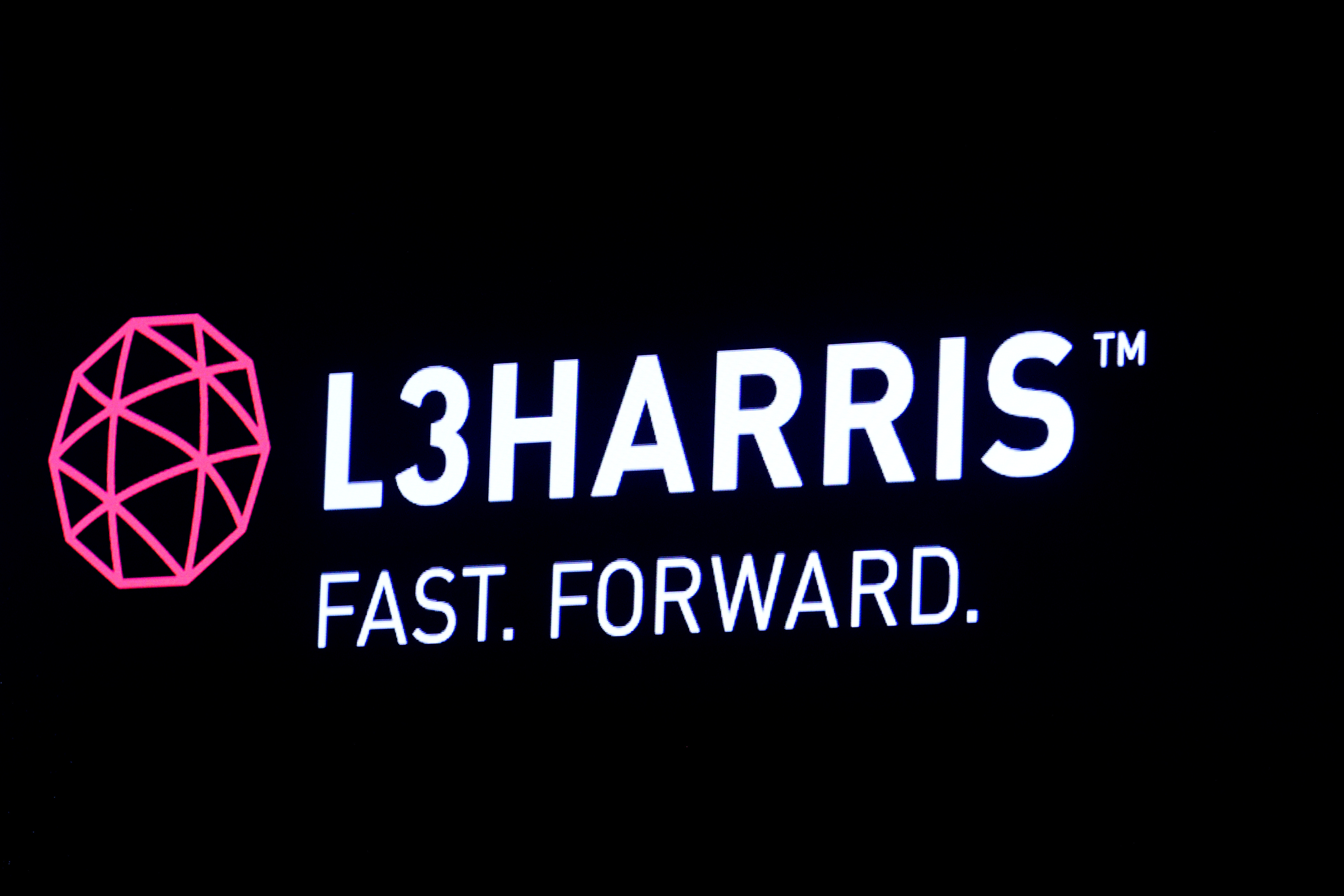 El logo de L3Harris se muestra en una pantalla en el piso de la Bolsa de Nueva York en Nueva York