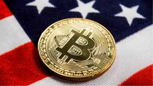 Moneda criptográfica bitcoin btc moneda de oro contra la bandera de los Estados Unidos de América EE.UU.