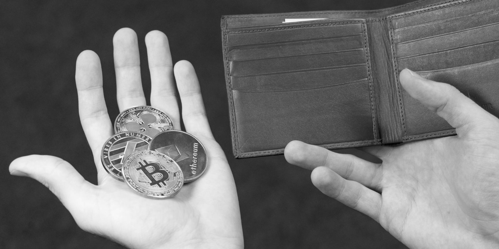 Persona con billetera y monedas de criptomonedas en las manos.