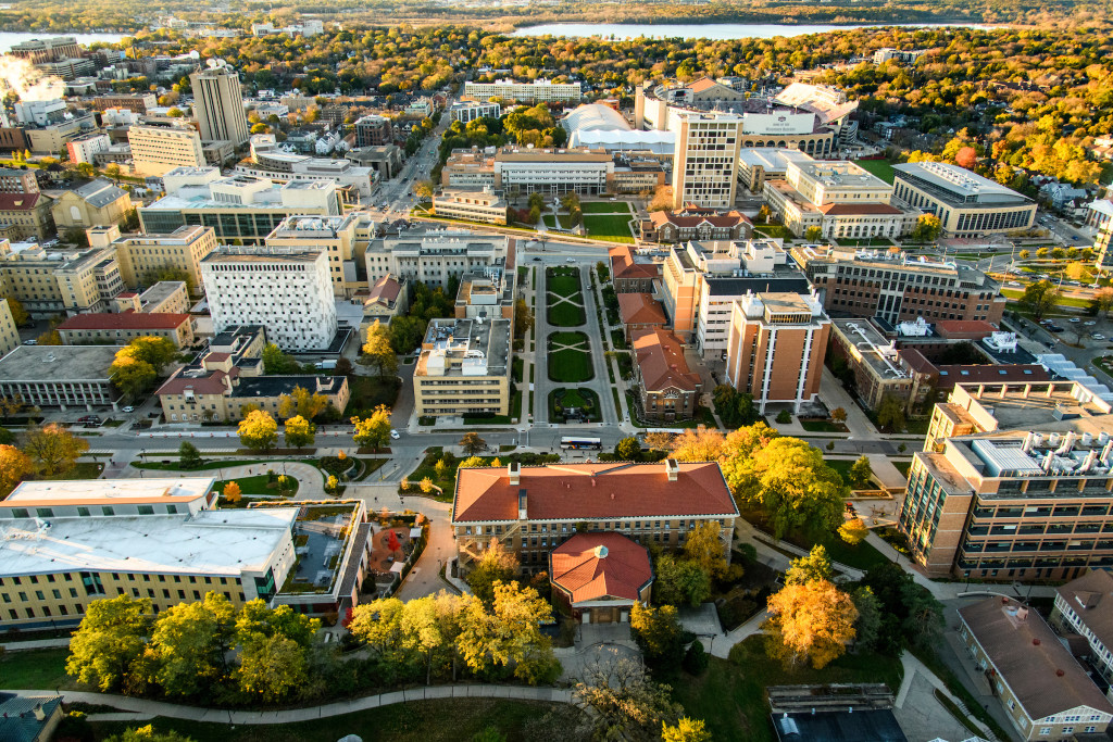 Una vista aérea de la UW-Madison en un día de otoño cerca del atardecer.