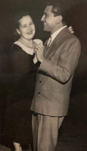 Kay y Adolfo Torrez, fundadores de Azteca Wedding Plaza, fundaron la tienda de novias hace más de 60 años.