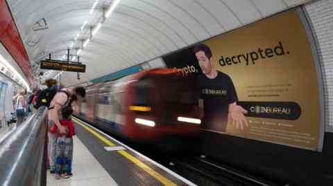 Publicidad criptográfica en el metro de Londres en 2021