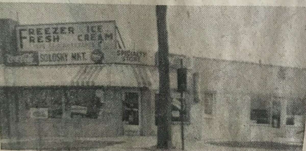 Solosky Market, en Circle, 1958. Dos caminos rurales, Jefferson y Ashman, se cruzaron frente a la tienda y la gasolinera en 1932. Luego llegó Circle y la tienda se trasladó de nuevo a su ubicación para convertirse en la primera tienda en Circle. Círculo.  La tienda se anunciaba a sí misma como "La tienda más amigable de la ciudad" y era propiedad de Bill Solosky y fundada por Leo Solosky en 1932.