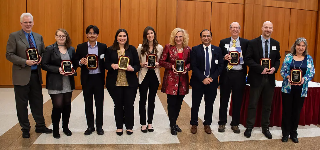 Los destinatarios de los premios en la primera ceremonia de premios Best in Business incluyen (de izquierda a derecha), con Dean Kaustav Misra: Armand Petri, Sage Brandt, Aaron Mendez, Sarah State, Jenna Leid, Dra. Lisa Walters, Dean Misra, George Simmons, Jason. Becker y la Dra. Reneta Barneva.  (En la foto faltan Stuart Shapiro, Robyn Reger y un representante del socio Fastenal).