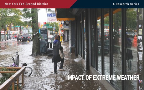 Imagen decorativa: Mujer caminando en el agua de una inundación para ir de compras.