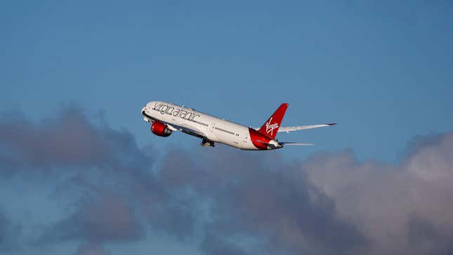 Salida del Boeing 787 de Virgin Atlantic para realizar el primer vuelo transatlántico 100% con combustible de aviación sostenible al Aeropuerto Internacional John F. Kennedy en Nueva York desde el aeropuerto de Heathrow, en Londres, Gran Bretaña, el 28 de noviembre de 2023