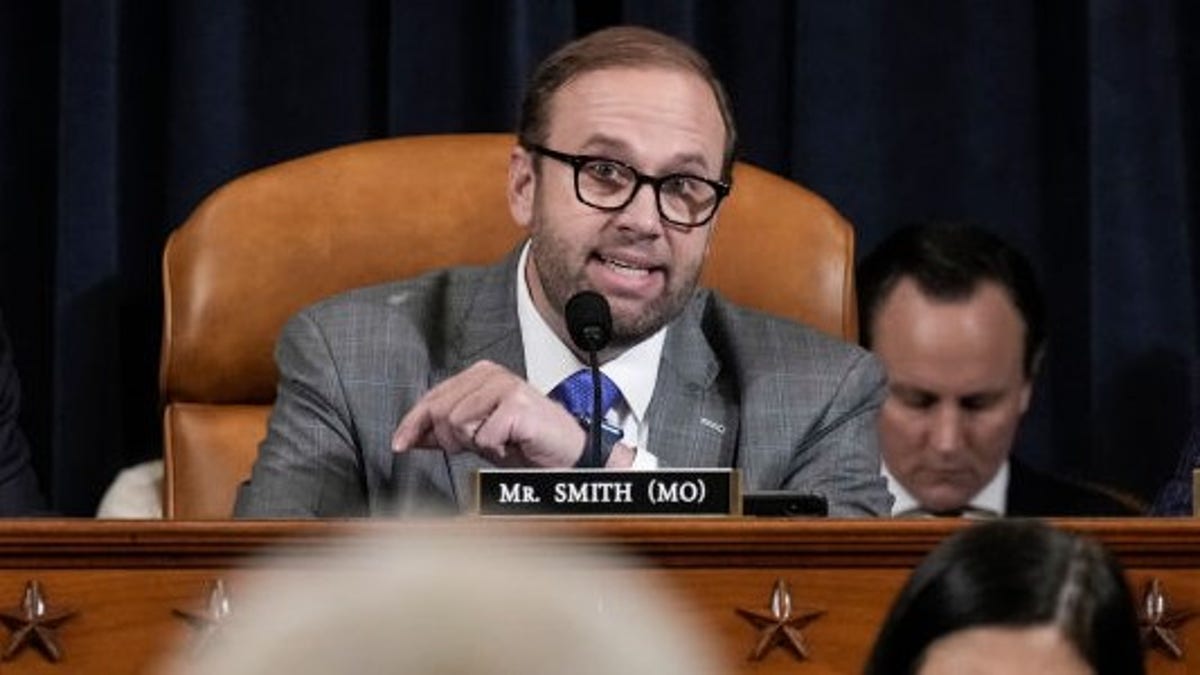 El presidente del comité, el representante Jason Smith, republicano por Missouri, interroga a la secretaria del Tesoro, Janet Yellen, durante una audiencia del Comité de Medios y Arbitrios de la Cámara de Representantes en Capitol Hill el 10 de marzo de 2023 en Washington, DC