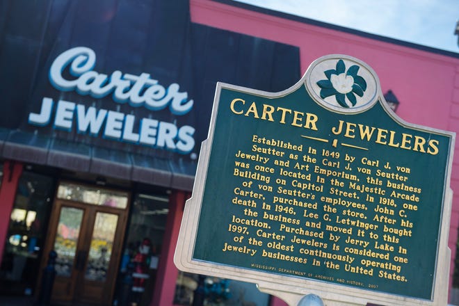 Un marcador histórico se encuentra frente a Carter Jewelry el martes 12 de diciembre, rastreando la propiedad de la joyería desde sus inicios en 1849. En sus 174 años de existencia, la joyería solo ha tenido cuatro propietarios.  Es una de las joyerías de funcionamiento continuo más antiguas de los Estados Unidos.