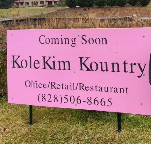 Una foto del cartel 'Kole Kim Kountry' en Sylva.  El letrero fue retirado el 13 de diciembre.