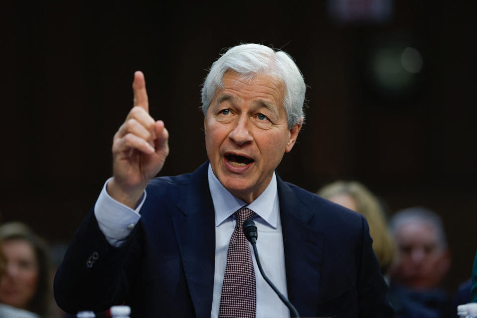 Jamie Dimon, director ejecutivo y presidente de JPMorgan Chase, hace gestos mientras habla durante la audiencia de supervisión del Comité de Banca, Vivienda y Asuntos Urbanos del Senado de los Estados Unidos sobre las empresas de Wall Street, en Capitol Hill en Washington, Estados Unidos, el 6 de diciembre de 2023. REUTERS/Evelyn Hockstein