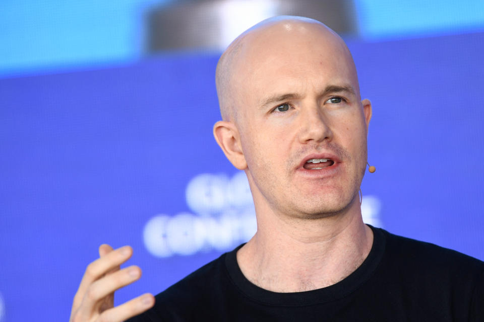 Brian Armstrong, director ejecutivo y cofundador de Coinbase, habla durante la Conferencia Global del Instituto Milken el 2 de mayo de 2022 en Beverly Hills, California.  (Foto de Patrick T. FALLON/AFP) (Foto de PATRICK T. FALLON/AFP vía Getty Images)