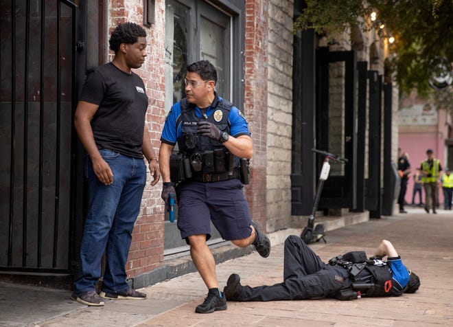 Un oficial de policía de Austin participa en un ejercicio de entrenamiento de ataque activo en Vulcan Gas Company en Sixth Street en agosto de 2021. Alrededor de 40 oficiales de policía, junto con bomberos y personal de EMS del condado de Austin-Travis, fueron capacitados para responder a un tirador activo en el distrito de entretenimiento del centro de la ciudad. .  El ejercicio se realizó dos meses después de que un tiroteo masivo en la zona dejara un muerto y 13 heridos.