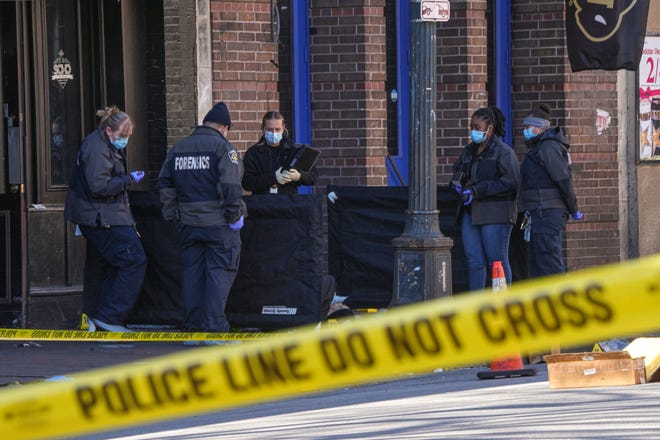 La policía de Austin investiga el 17 de diciembre en la escena de un tiroteo la noche anterior que dejó un hombre muerto en Sixth Street.  El hombre fue asesinado por agentes después de apuntar con un arma a agentes y transeúntes, dijo la policía.