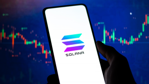 Logotipo de Solana en la imagen de stock de la pantalla del teléfono.  Predicciones de precios de Solana.