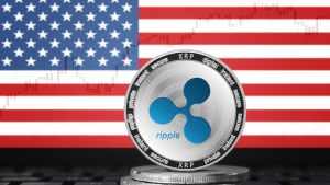 Criptomoneda RIPPLE (XRP);  concepto físico moneda ondulada en el fondo de la bandera de los Estados Unidos de América (EE.UU.).  criptomoneda XRP