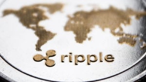 Un primer plano de un token XRP con el logotipo y Ripple en texto en relieve.  Predicciones de precios de XRP.