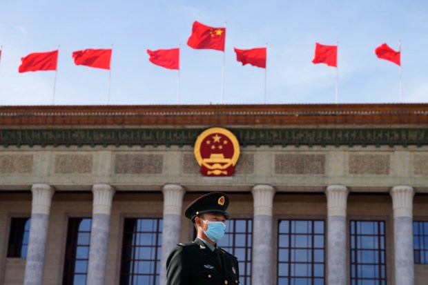 Un soldado chino hace guardia frente al Gran Salón del Pueblo después de la ceremonia de apertura del Tercer Foro de la Franja y la Ruta en Beijing, el 18 de octubre de 2023. En China, el crecimiento se ve obstaculizado por el colapso de un mercado inmobiliario sobreconstruido y la caída del consumidor. confianza y altas tasas de desempleo juvenil.  (Foto AP/Ng Han Guan, archivo)