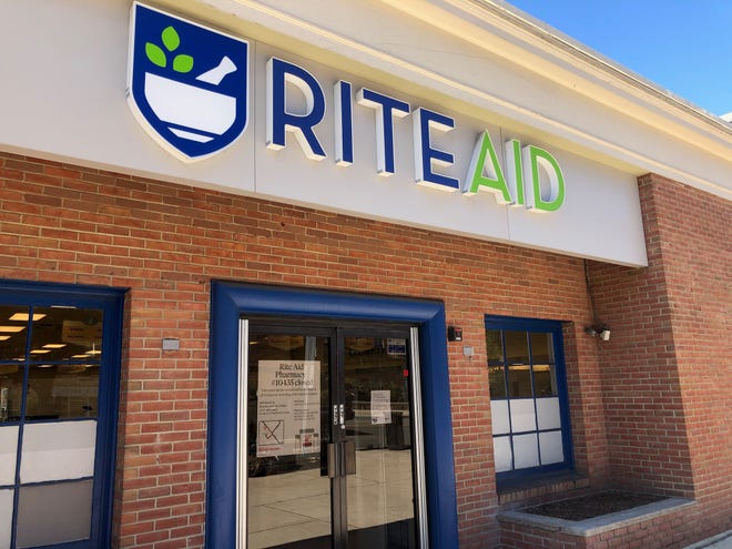 Los carteles en las puertas de entrada de Rite Aid en South Street en Morristown anuncian el cierre de la tienda el jueves 14 de septiembre de 2023.