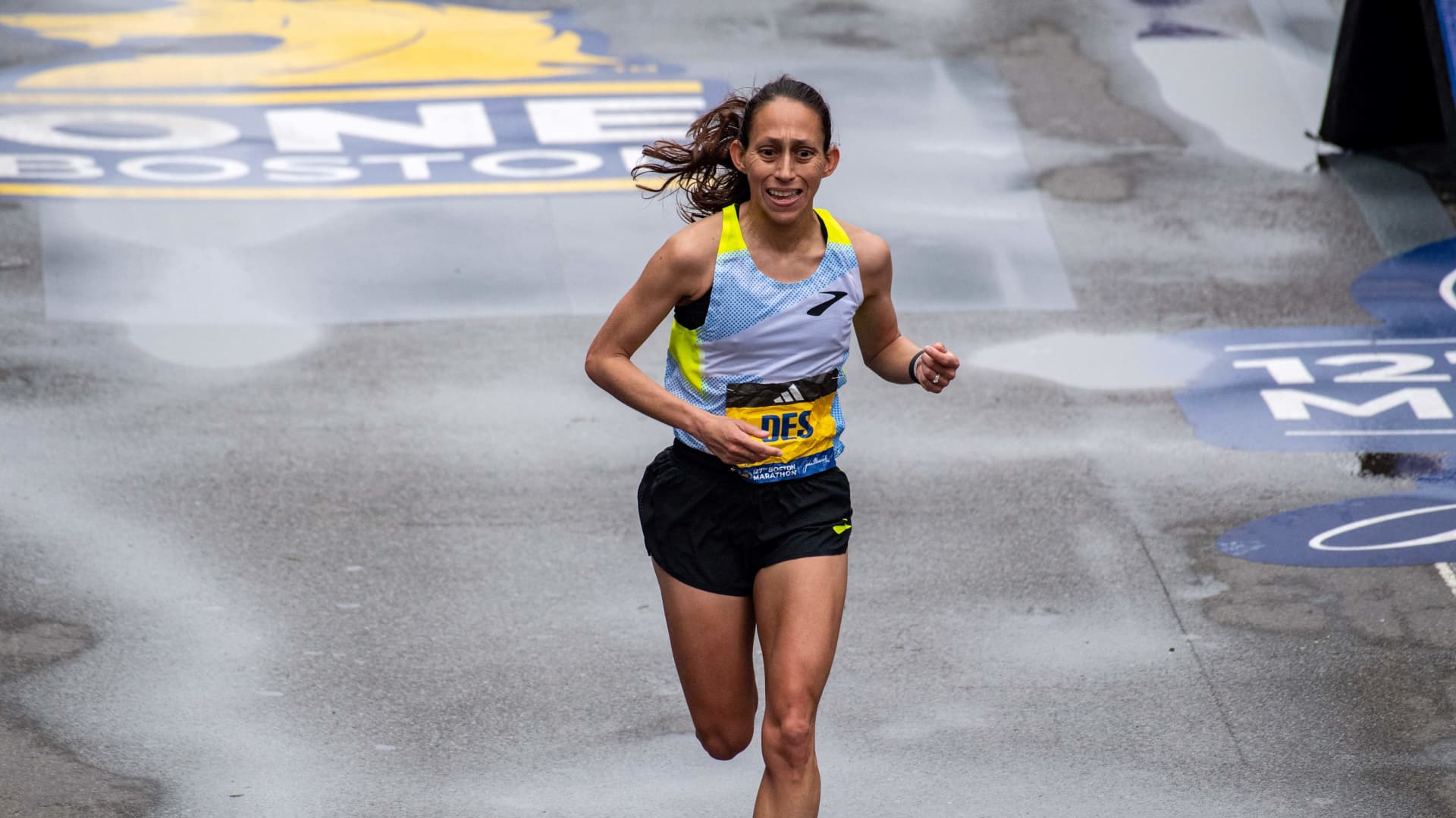 Des Linden llega a la línea de meta durante el 127º Maratón de Boston en Boston, Massachusetts, el 17 de abril de 2023.