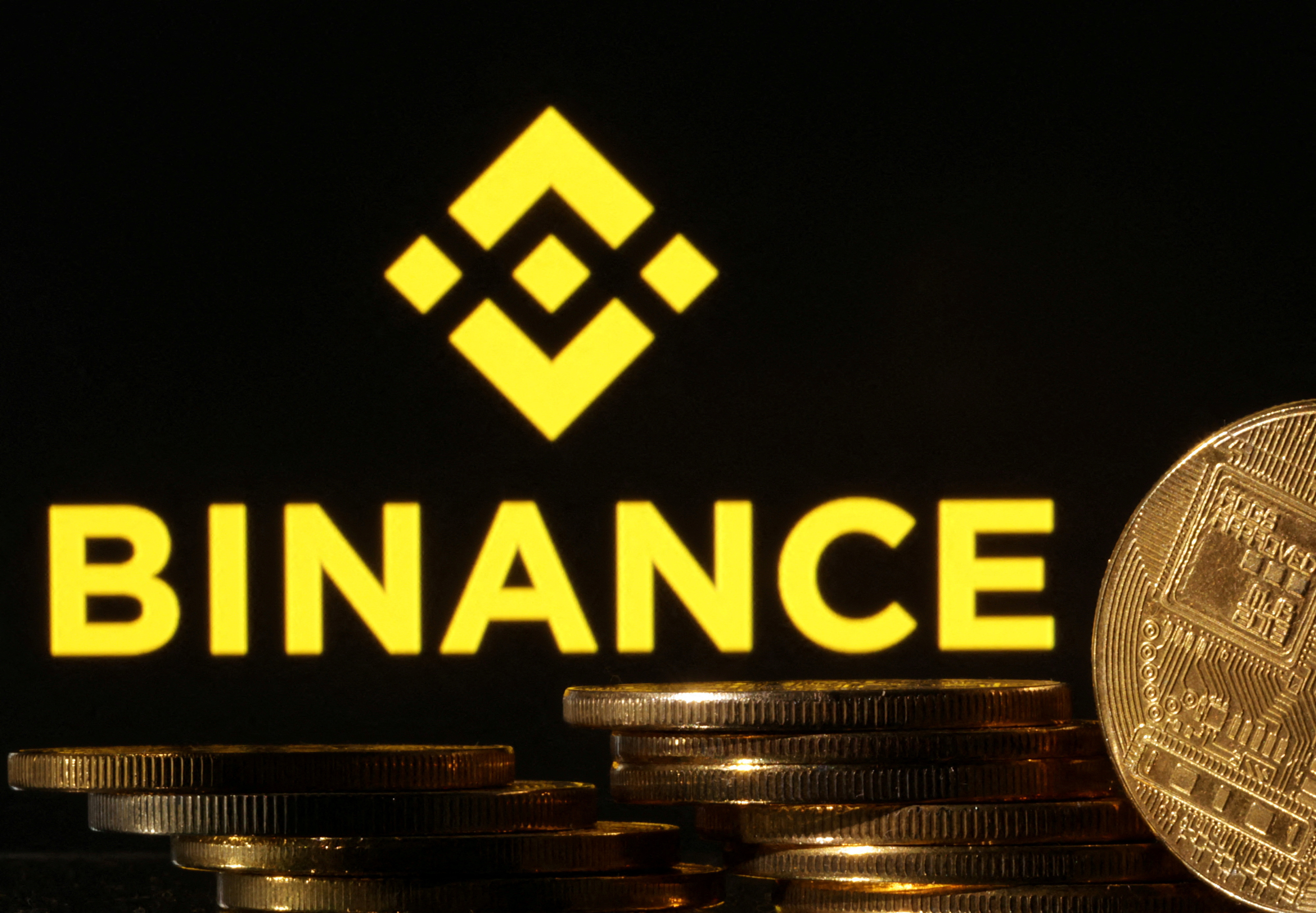 La ilustración muestra el logotipo de Binance y la representación de las criptomonedas.