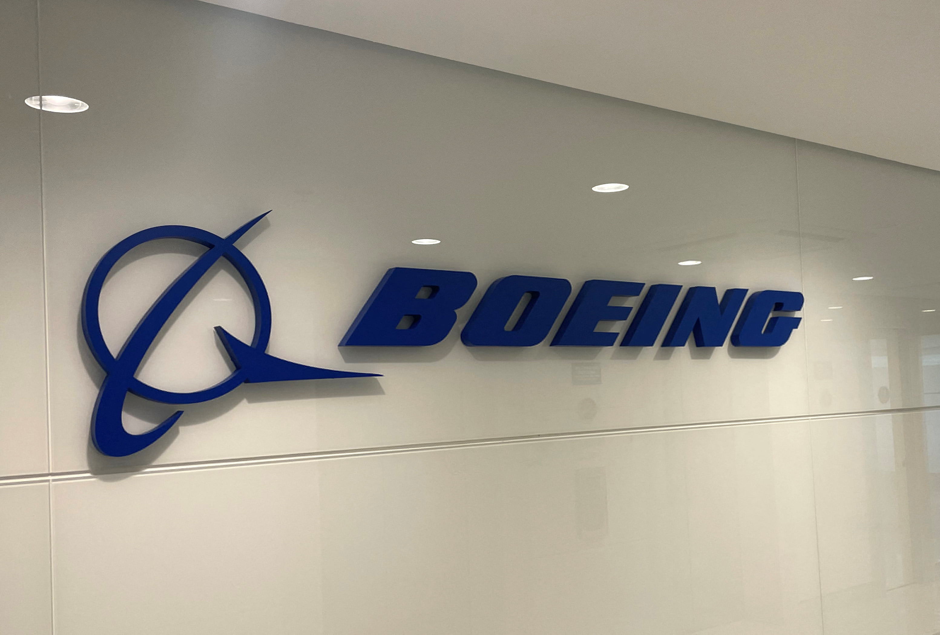 Se ve un logotipo de Boeing en el centro de tecnología e ingeniería de la compañía en Sao José dos Campos.