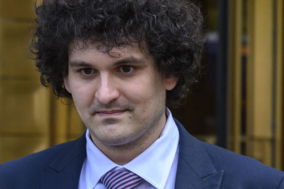 El exjefe de FTX, Sam Bankman-Fried, abandona el tribunal federal después de una audiencia de fianza antes de su juicio en octubre, en la ciudad de Nueva York el 26 de julio de 2023. (Foto de ANGELA WEISS/AFP) (Foto de ANGELA WEISS/AFP vía Getty Images)