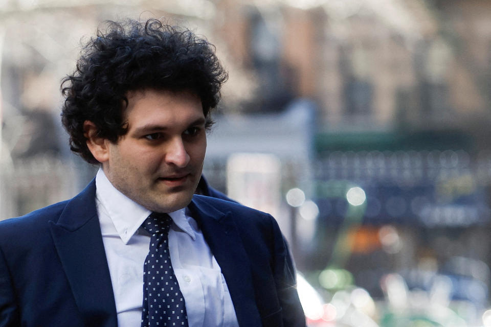 FOTO DE ARCHIVO: El ex director ejecutivo de FTX, Sam Bankman-Fried, quien enfrenta cargos de fraude por el colapso del intercambio de criptomonedas en quiebra, camina afuera del tribunal federal de Manhattan en la ciudad de Nueva York, EE. UU., el 30 de marzo de 2023. REUTERS/Amanda Perobelli/File Photo