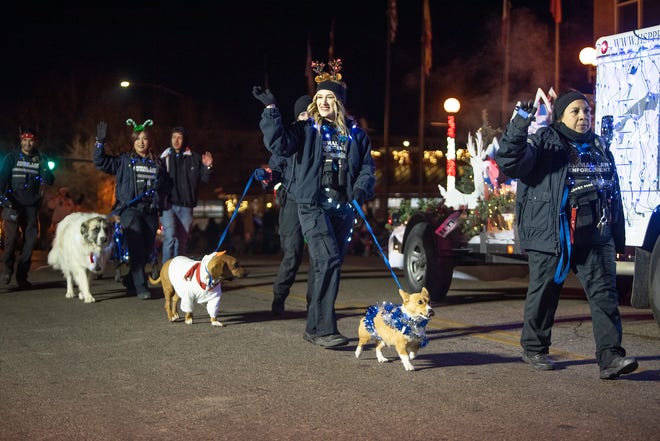 Amigos peludos son conducidos por Union Avenue por agentes encargados de hacer cumplir la ley sobre animales durante el Desfile de las Luces el sábado 25 de noviembre de 2023. La participación le valió a la Humane Society of the Pikes Peak Region el premio a la mejor participación con animales.