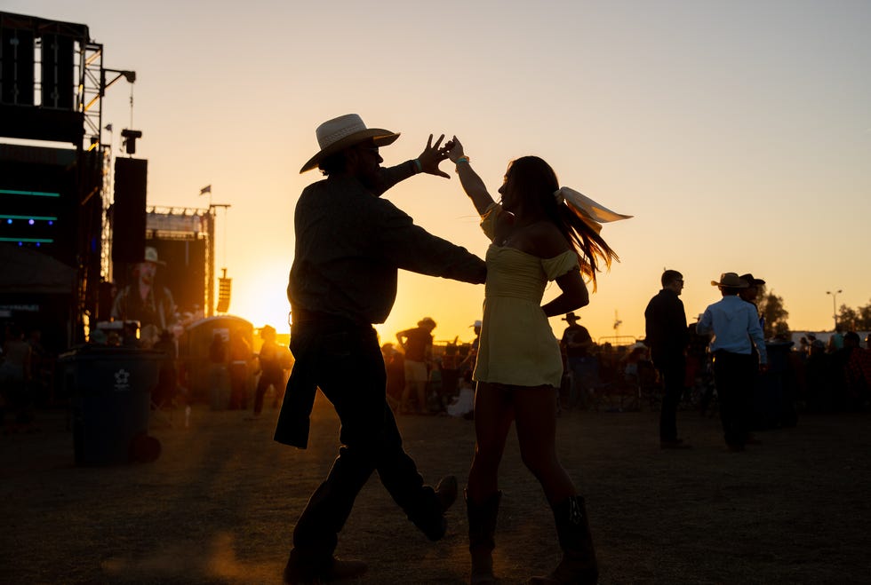 Julian Ballesteros y Kayley Gehrels bailan durante la actuación de Jackson Dean en el tercer día de Country Thunder en Florencia el 14 de abril de 2023.