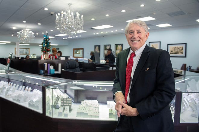 Jerry Lake, propietario de Carter Jewelers en High Street en Jackson, Mississippi, se jubila.  Lake, en la tienda el martes 12 de diciembre, compró la joyería en 1997. Carter Jewelers es una de las joyerías de funcionamiento continuo más antiguas de los Estados Unidos.  El hijo de Lake, Jay Lake, se hará cargo del negocio.