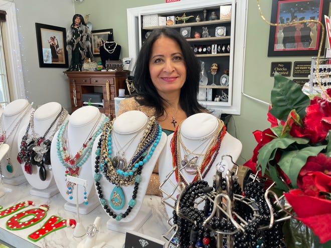 La restaurantera y propietaria de una joyería de Green Oak Township, Susie Ansara, posa para una fotografía en la nueva parte de su negocio, Susie's Gems and Jewels.