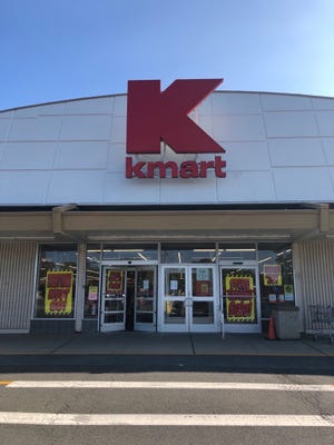 La tienda Kmart en Westwood tenía "¡Todo debe irse!"  señales el miércoles 2 de agosto de 2023.