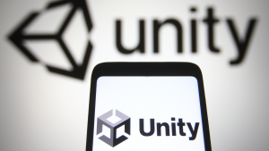 En esta ilustración fotográfica se ve el logotipo de Unity Software Inc. (U stock) en un teléfono móvil y en la pantalla de una computadora.