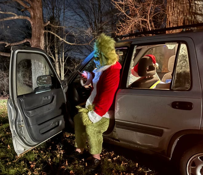 Un hombre vestido como el Grinch se distrajo y accidentalmente condujo su automóvil contra el buzón de correo y una señal de tráfico de una empresa de Exeter, New Hampshire, en la noche de Navidad.