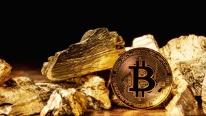 Una moneda Bitcoin (BTC) rodeada de oro.