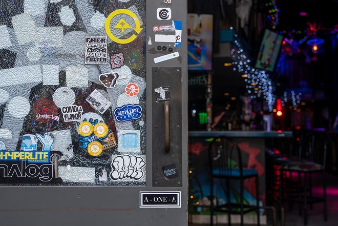 Pegatinas cubren un agujero hecho por una bala que atravesó la ventana del Gnar Bar en Sixth Street durante un tiroteo en el que participó un oficial el 16 de diciembre.