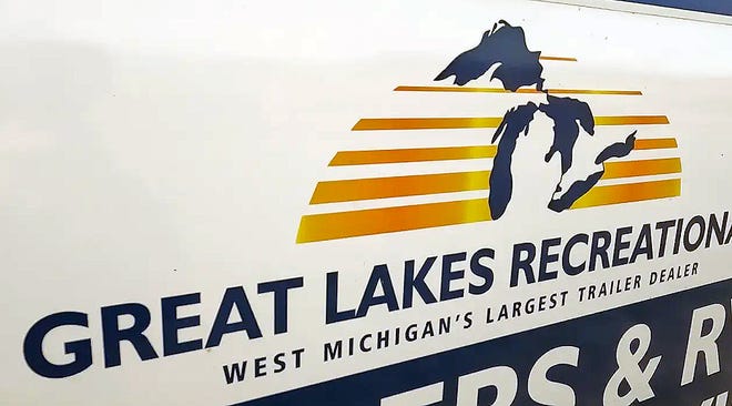 Dos ex propietarios de negocios en West Michigan podrían enfrentar décadas de prisión por un presunto plan de fraude de 2,5 millones de dólares.