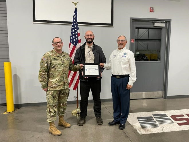 Desde la izquierda: el sargento.  Jeremy Owens de primera clase, quien nominó a Adam Prier para el premio Patriot, junto con el presentador Steve Vanderhoof.