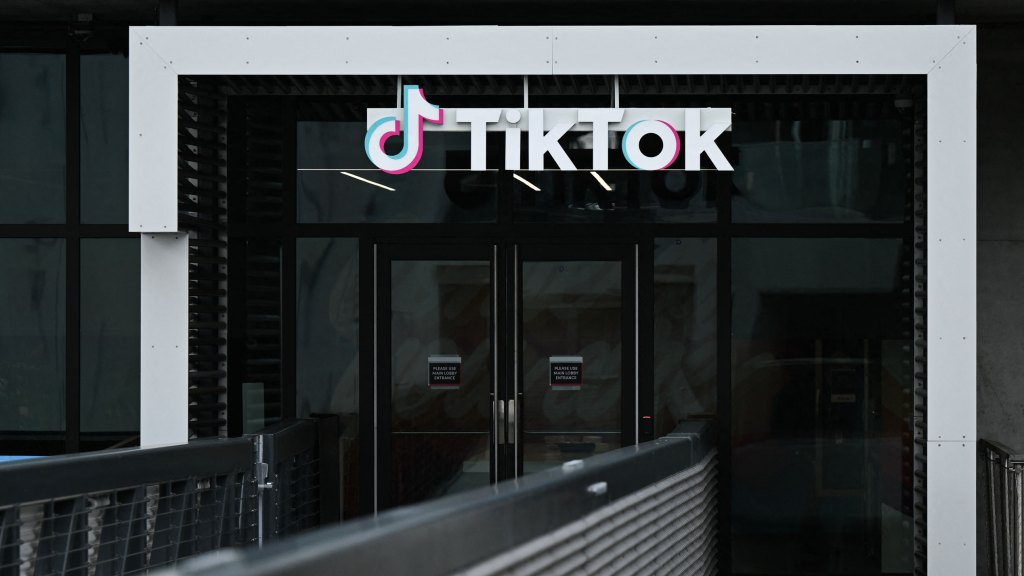 Logotipo de TikTok sobre las puertas de cristal de la empresa.