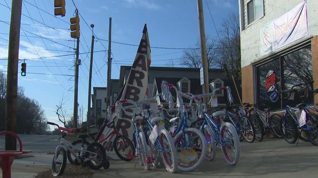 El propietario de un negocio en Raleigh alegra las Navidades de 30 niños con un sorteo de bicicletas